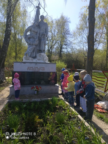 ВОЗЛОЖЕНИЕ ЦВЕТОВ К БРАТСКОЙ МОГИЛЕ.