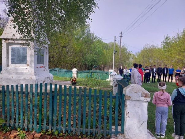 ВОЗЛОЖЕНИЕ ЦВЕТОВ К ОБЕЛИСТКУ ПОГИБШИМ ВОИНАМ В ГОДЫ ВОВ..
