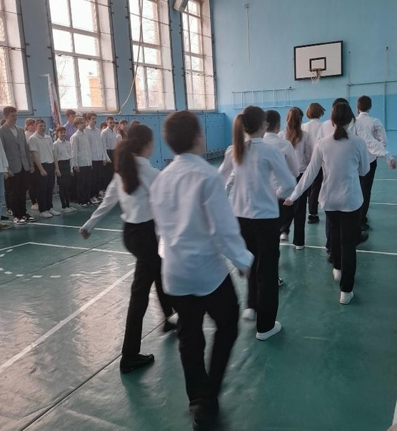 Школьный конкурс строя и песни.